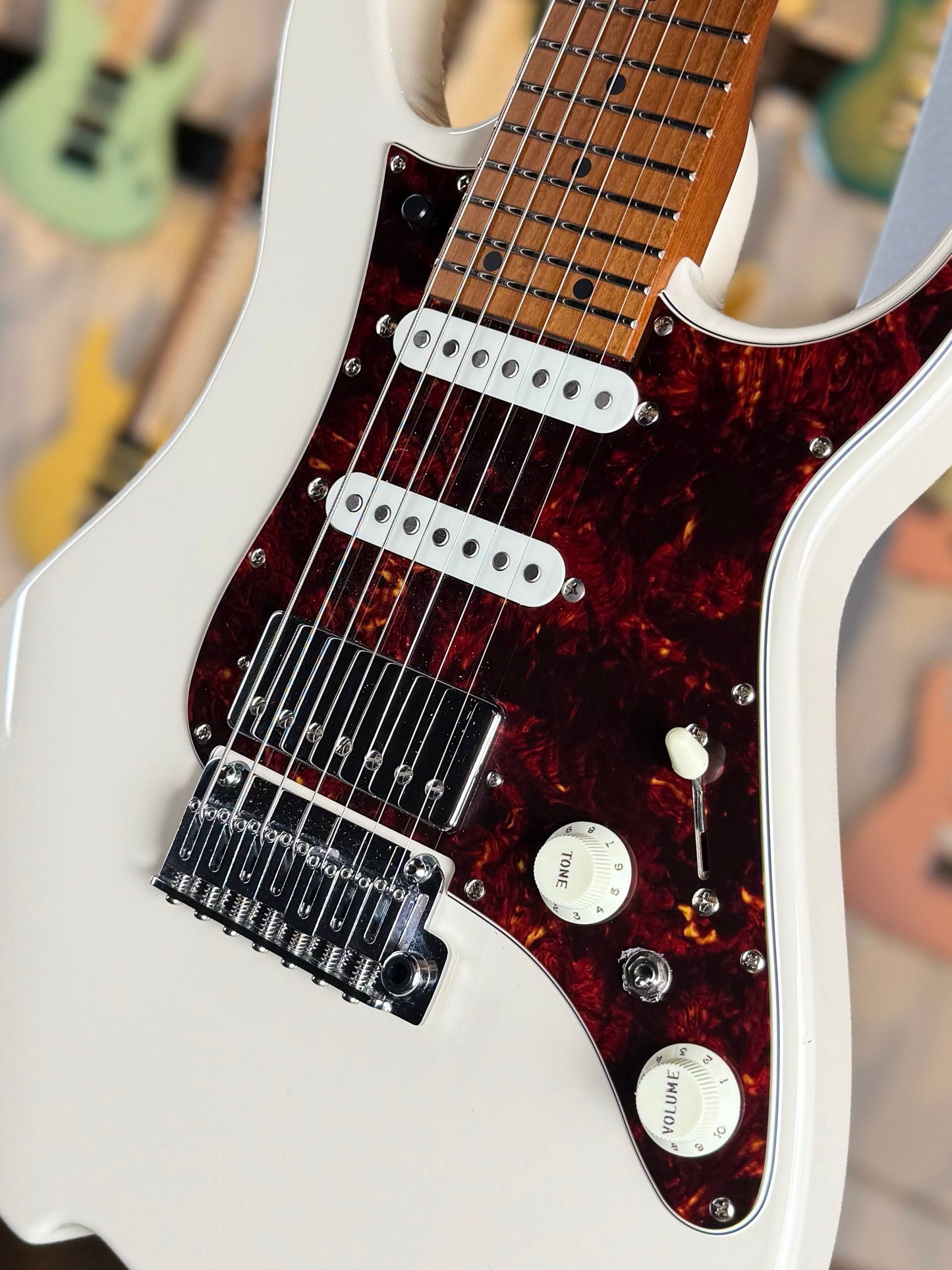 Vola Guitars OZ 7 QGM J1 | Vintage White Gloss