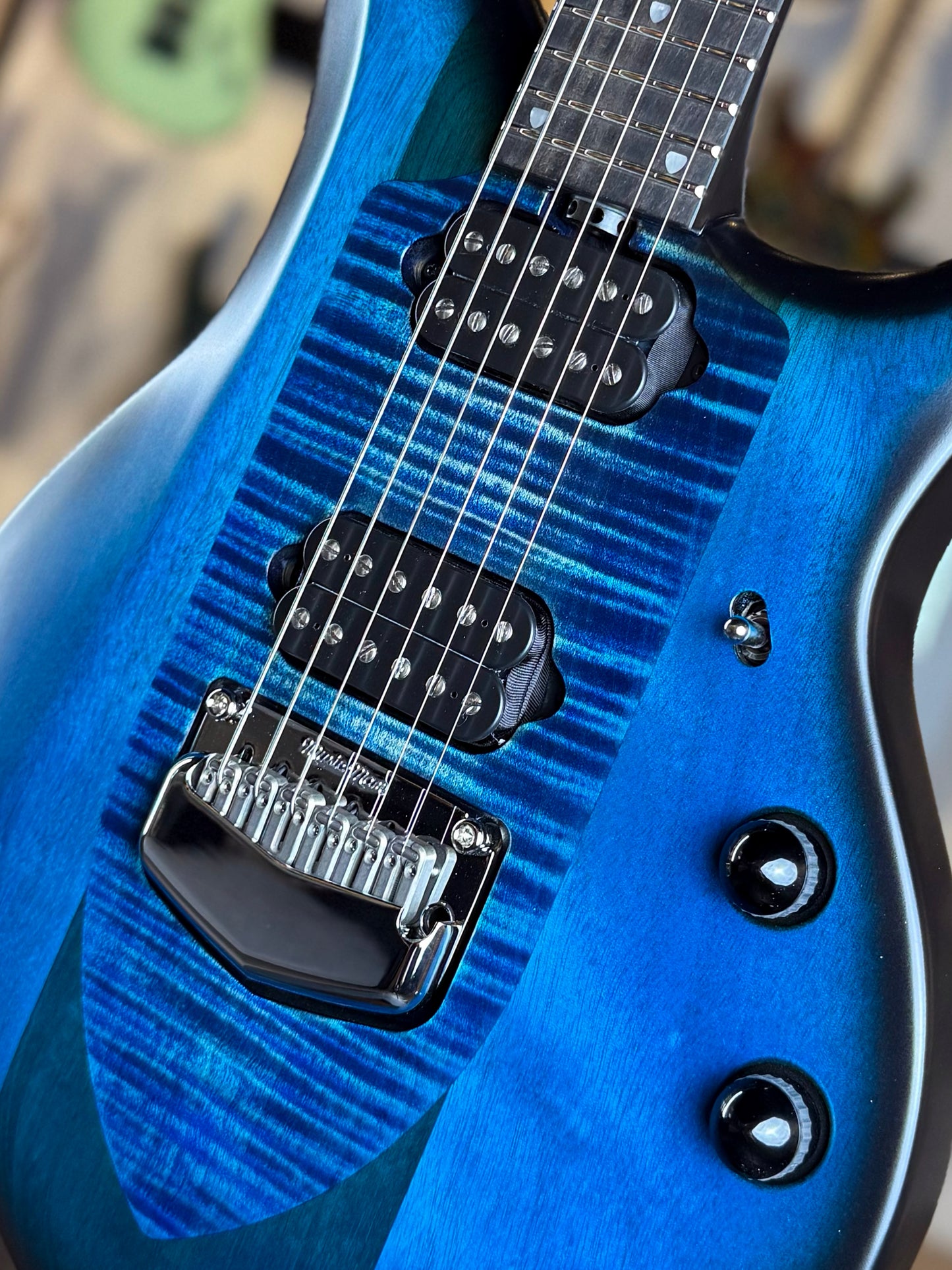 Ernie Ball Music Man Majesty 6 | Blue Silk