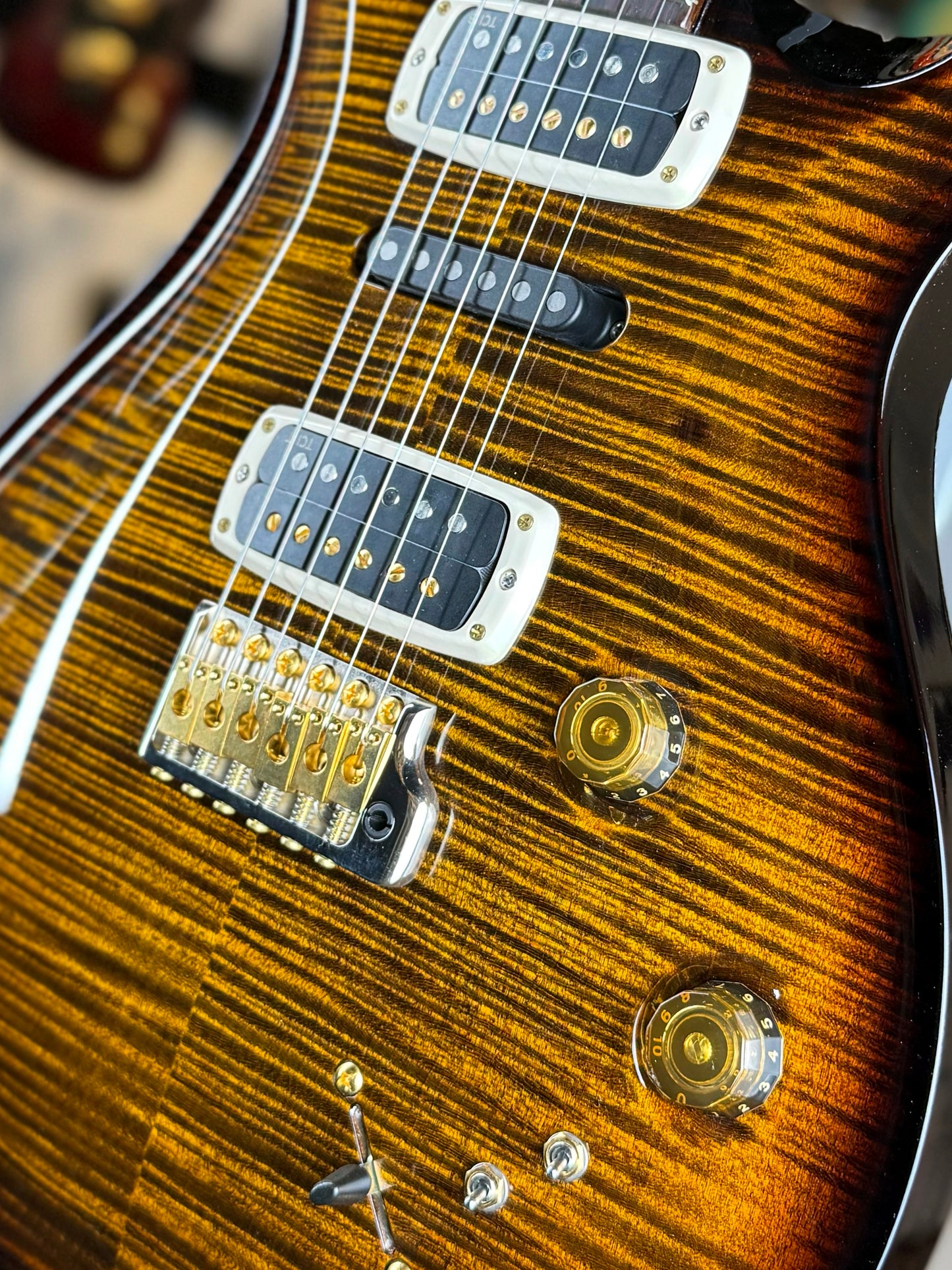 PRS Modern Eagle V "10 Top" | Black Gold Wraparound Burst
