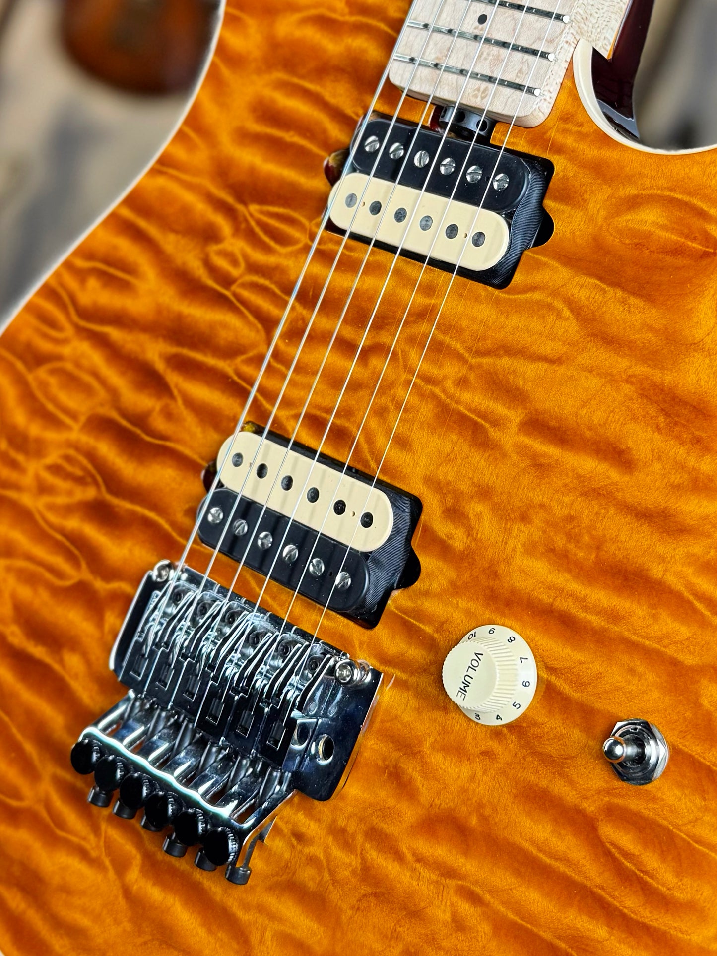 Ernie Ball Music Man Axis Custom | Translucent Gold Quilt (One-Piece Top)