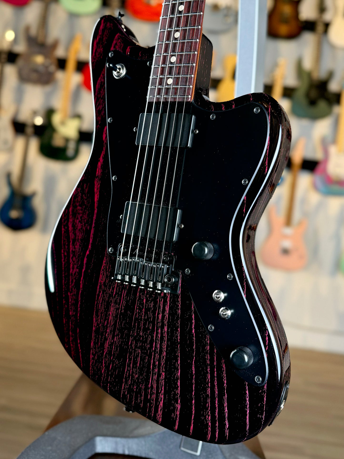 Tom Anderson Raven Classic | Black with Magenta Dog Hair