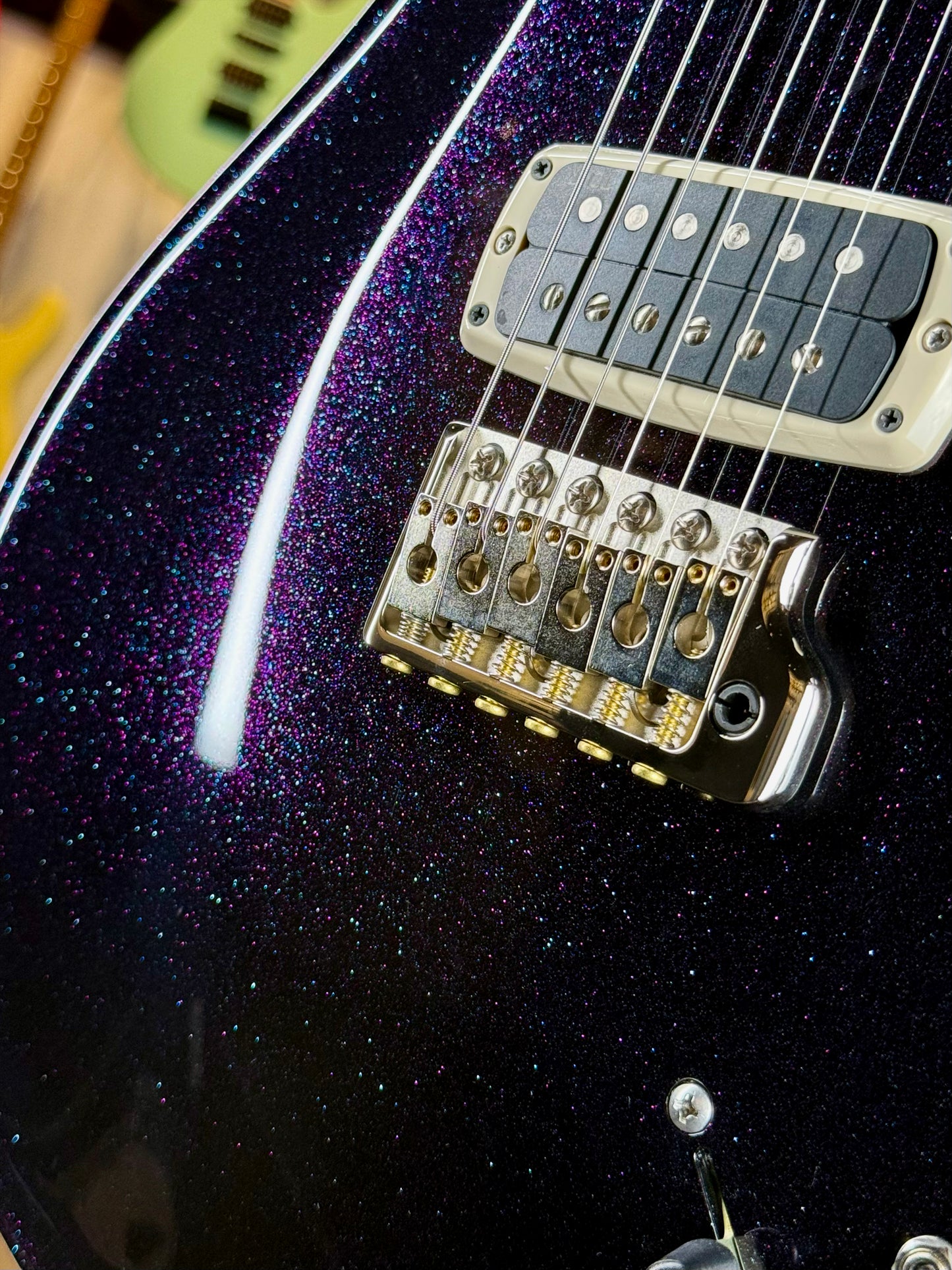 PRS Modern Eagle V Sprayer's Choice | Purple Sparkle/Natural Back