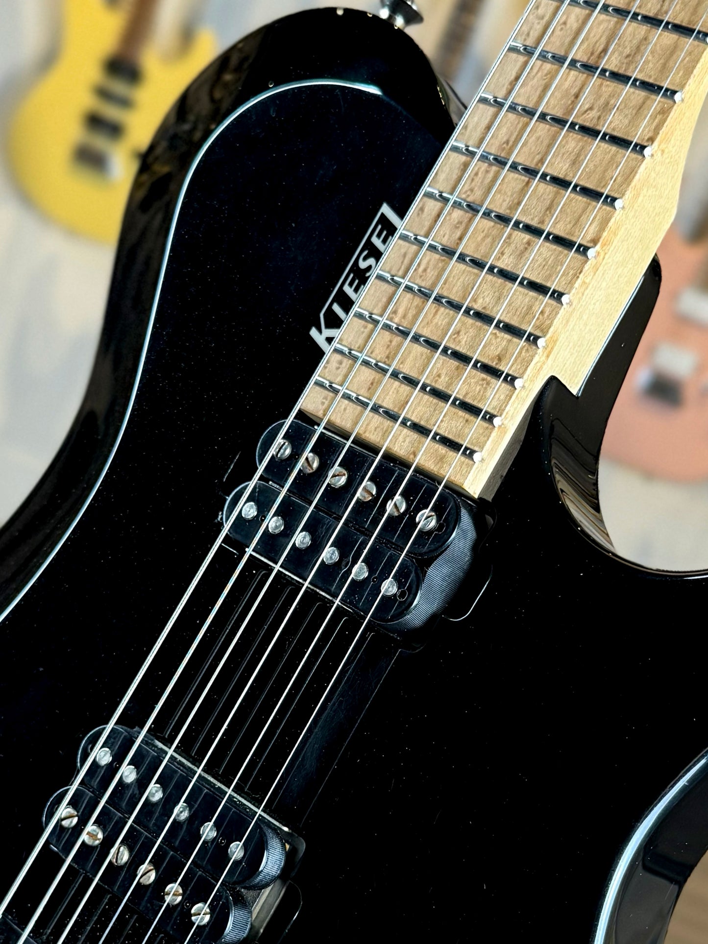 Kiesel Zeus Headless | Black Magic Sparkle
