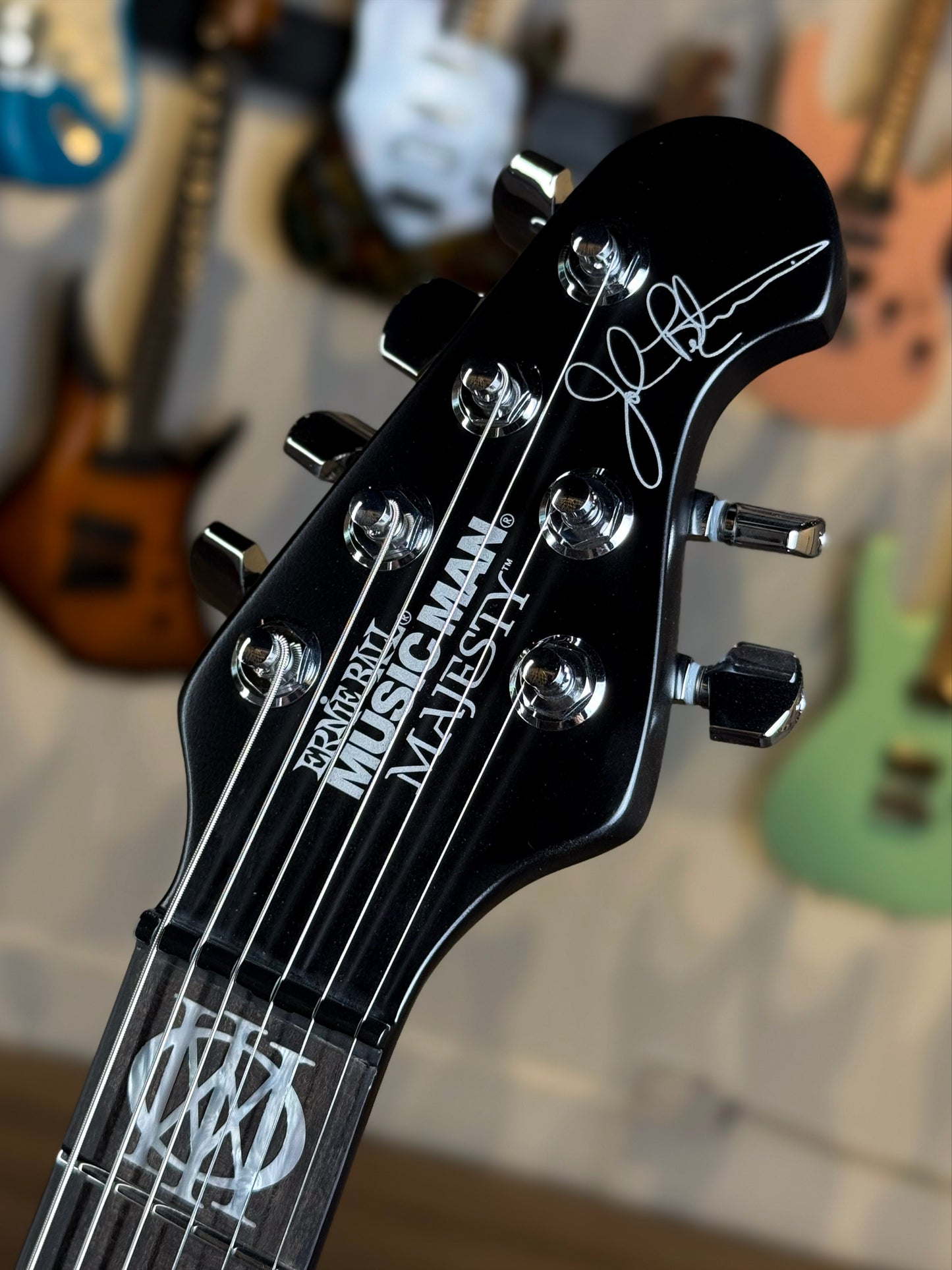 Ernie Ball Music Man Majesty 6 | Blue Silk